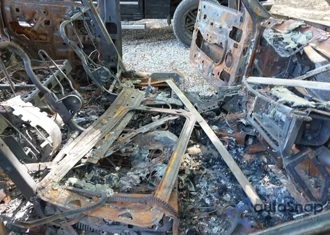 2002 Cadillac Escalade Standard z USA, uszkodzony, nr VIN 1GYEK63N32R207002